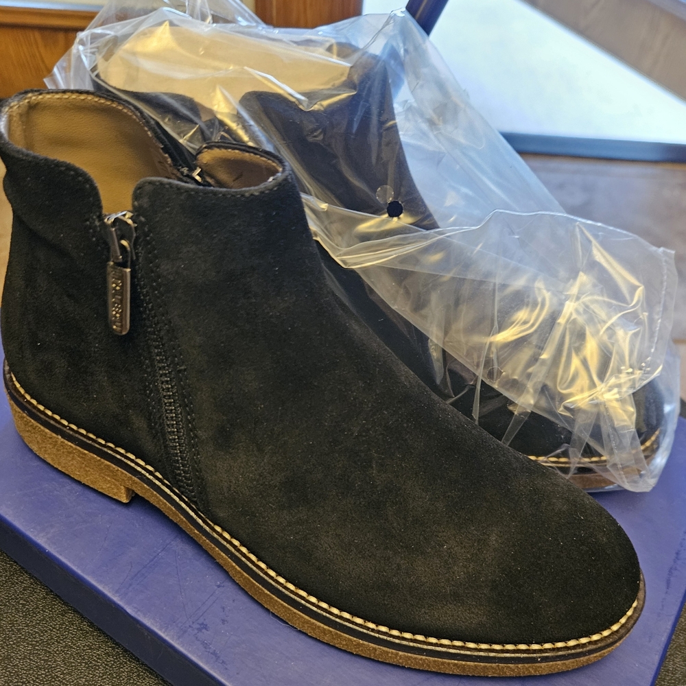 Italeau Foliana Boots/ Waterproof.  Womens 36.5, Size 6